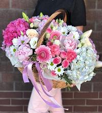 Цветочная композиция из Розы, Хризантемы, Пионы и Лизиантусы в корзине в Хохряки