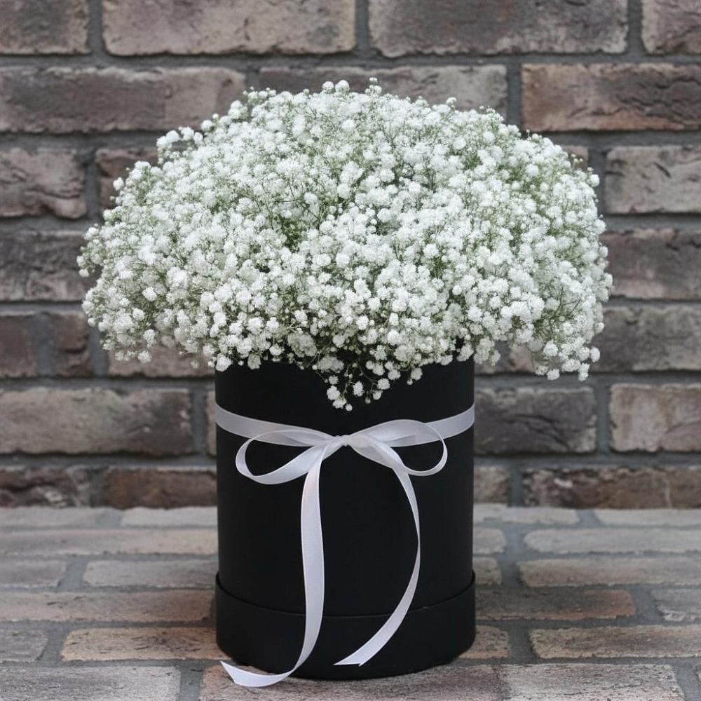 Цветочная композиция из Гипсофила в шляпной коробке в Хохряки