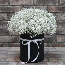Цветочная композиция из Гипсофила в шляпной коробке в Хохряки