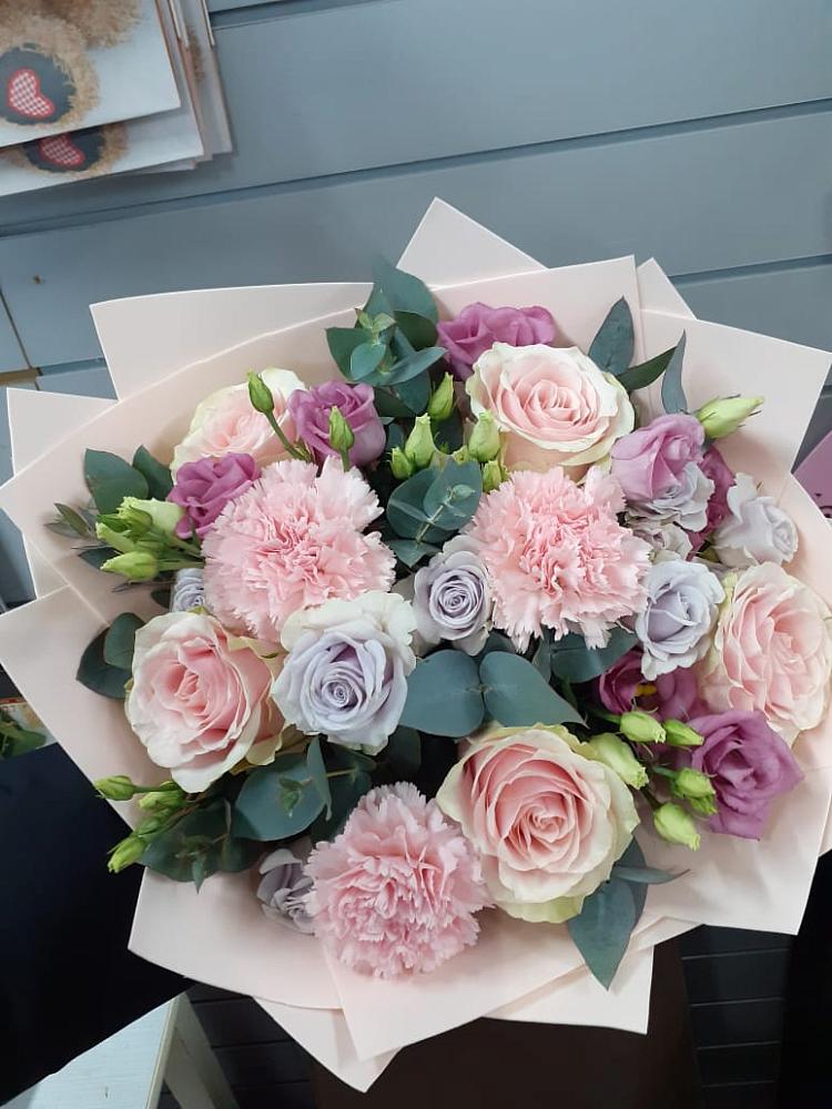 Букет цветов из: Розы, Гвоздики и Лизиантусы в Хохряки